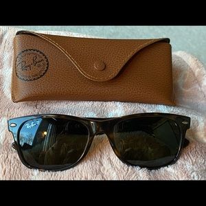 Ray Ban RB2132 New Wayfarer Sunglasses with Case Like New